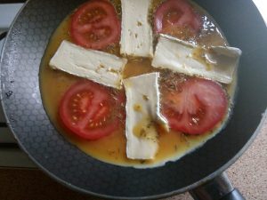 Omelet met tomaat en brie