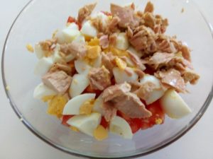 Salade van tonijn, tomaat en ei