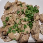 Drumsticks met romige champignons
